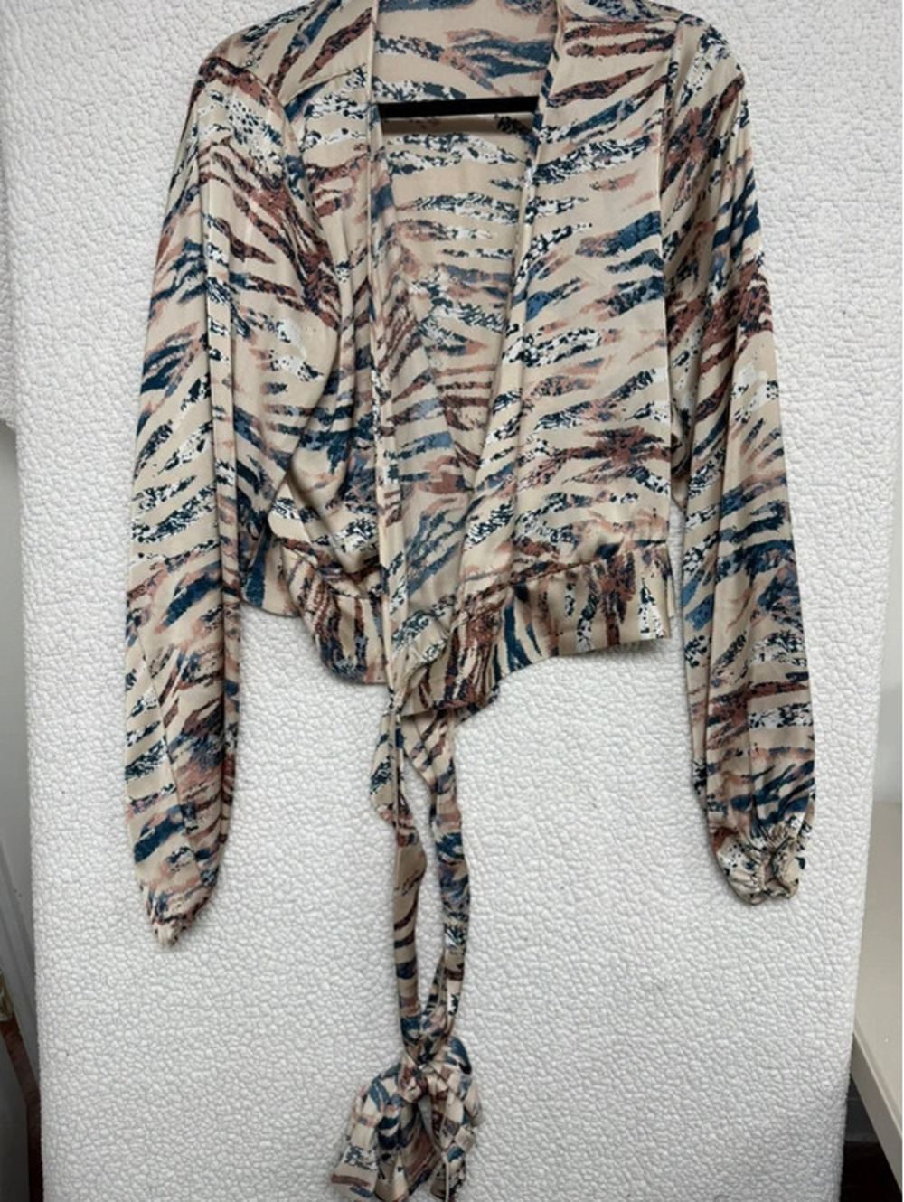 Fashion Nova 1X Abstract Print Tie Front Long Sleeve Crop Blouse